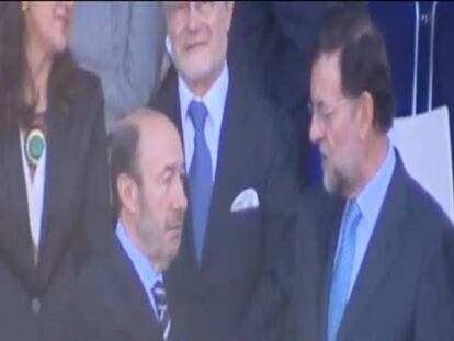 Rubalcaba y Rajoy, larga charla en la tribuna del desfile militar