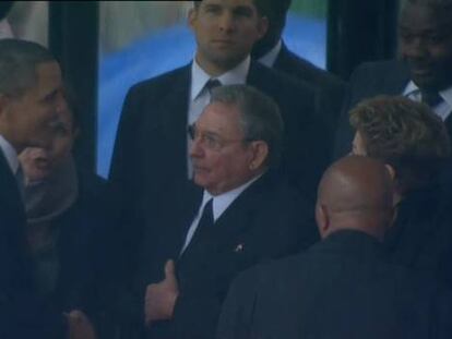 Saludo entre Obama y Raúl Castro