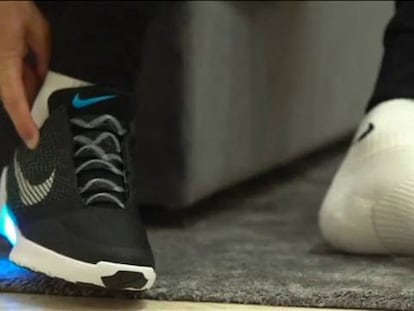 Nike inventa las zapatillas deportivas que se atan solas