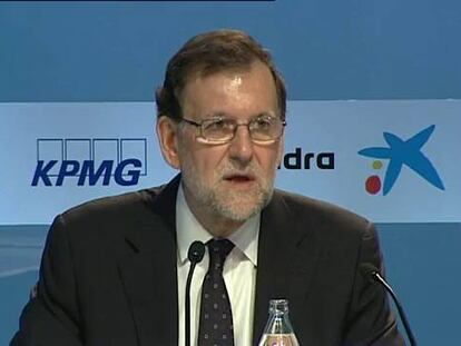 Rajoy acuasa a Colau y Carmena de dañar la economía