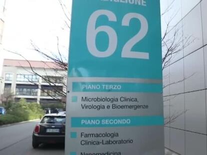 Personal sanitario en el exterior del hospital de Padua (Italia), este sábado.