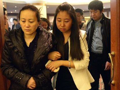 Familiares aguardam notícias no aeroporto. / GOH CHAI HIN (AFP)