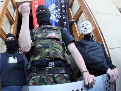 Ativistas pró-Rússia invadem a TV local de Donetsk.