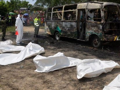 Imagens do ônibus queimado na Colômbia.