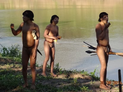 Índios en el Acre, en la frontera con Perú.