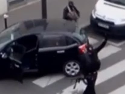 Ao avançar pela rua após o ataque ao semanário francês, os irmãos Kouachi encontram uma patrulha da polícia que lhes bloqueia a passagem, e começam a atirar.