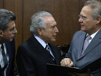 O presidente interino Michel Temer com os senadores Romero Jucá e Renan Calheiros, nesta segunda. ADRIANO MACHADO REUTERS