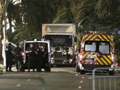 O caminhão que atropelou dezenas de pessoas em Nice.