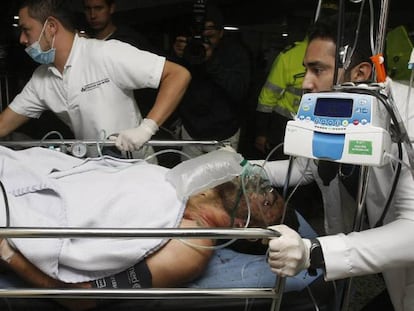 Médicos colombianos transportam jogador Alan Ruschel. LUIS EDUARDO NORIEGA EFE