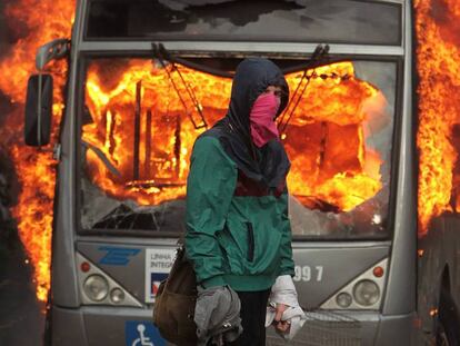 Protestos contra PEC 55 têm ônibus queimado em Brasília e invasão da Fiesp