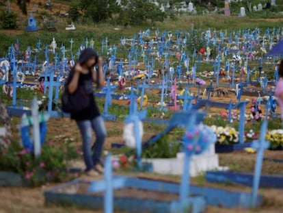 Familiares acompanham o enterro do corpo de um dos detentos morto na rebelião de Manaus, no cemitério de Tarumã, em Manaus, nesta quarta-feira.