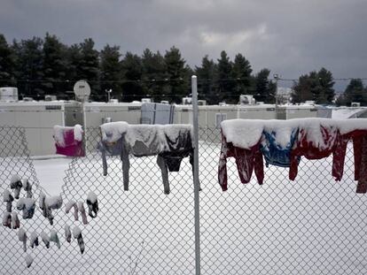 Campo de refugiados a 86 quilômetros de Atenas, coberto pela neve.