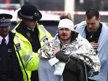 Feridos são socorridos após ataque, em Londres.