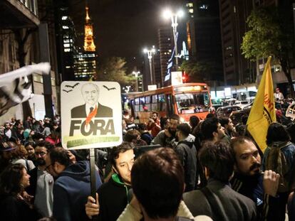 Manifestantes na Paulista contra Temer.