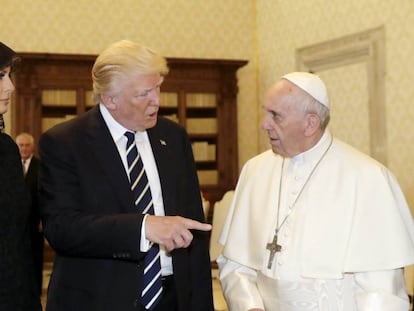 O presidente de EUA, Donald Trump, e sua mulher, Melania, reúnem-se com o papa Francisco.