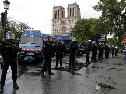 Homem é baleado após agredir policial com martelo na Catedral de Notre Dame, em Paris