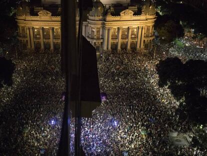 Milhares se reúnem em torno do Teatro Municipal, no Rio de Janeiro.