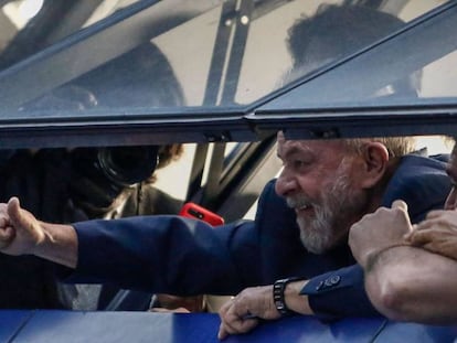 Lula acena a apoiadores no Sindicato dos Metalúrgicos.