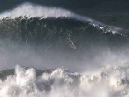 O momento em que um brasileiro bate o recorde da maior onda já surfada
