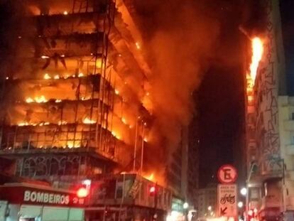 Prédio desaba após incêndio no centro de São Paulo