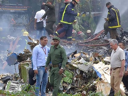 Equipe de resgate e do Corpo de Bombeiros no local onde caiu o avião da companhia Cubana Aviación nesta sexta