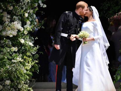 Príncipe Harry e Meghan Markle se beijam, após cerimônia.