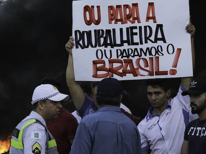 FOTO: Protesto no Distrito Federal em apoio aos caminhoneiros. / VIDEO: El presidente do Governo, Michel Temer.