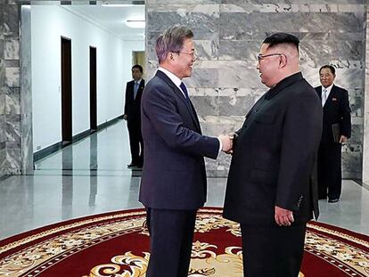 Kim Jong-un (à direita) e Moon Jae-in, em fotografia deste sábado.