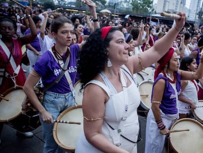 Integrantes do bloco Ilú Obá de Min participam do ato em São Paulo.