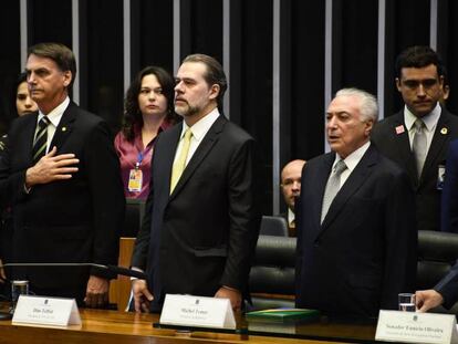 Bolsonaro, Dias Toffoli e Temer durante cerimônia de homenagem à Constituição de 1988.