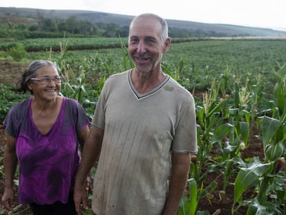 O casal Claudir Antonio e Maria Bee vive um acampamento do MST no Paraná.