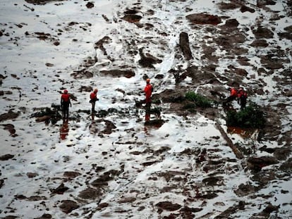 Bombeiros fazem busca entre os escombros deixados pela lama em Brumadinho.