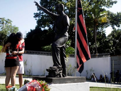 Torcedores se emocionam ao prestar homenagem às vítimas no CT do Flamengo.