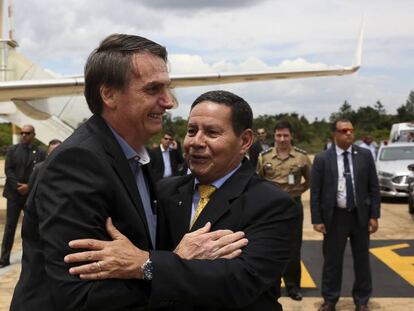 Bolsonaro chega a Brasília e saúda o vice Mourão.