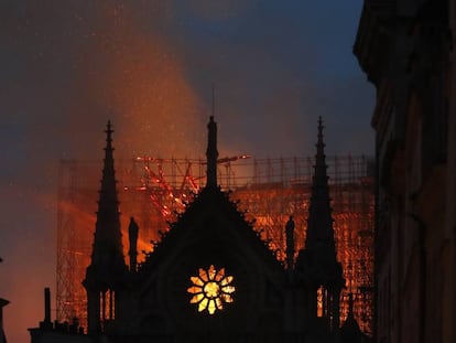 Catedral de Notre Dame, em Paris, é atingida por fogo.