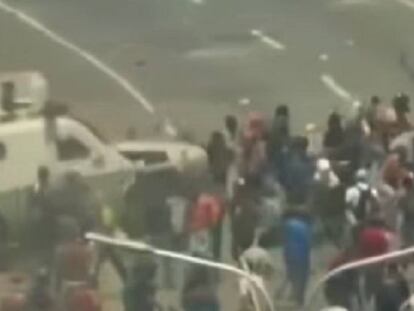 Vídeo |Veículo militar avança sobre manifestantes na Venezuela