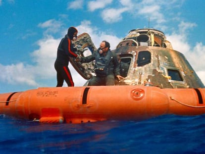 O astronauta Edgard Mitchell é ajudado a sair da cápsula, no meio do oceano logo depois de chegar da Lua em uma das missões Apolo.