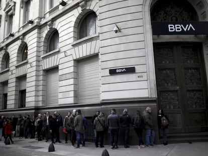 Fila em frente a uma sucursal do BBVA nessa segunda-feira antesda abertura. No vídeo, entrevistas com clientes dos bancos.