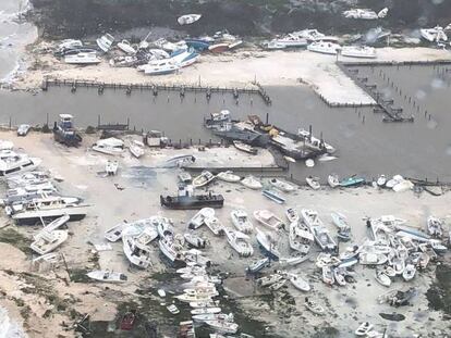 Barcos arrasados, em um porto esportivo em Bahamas.