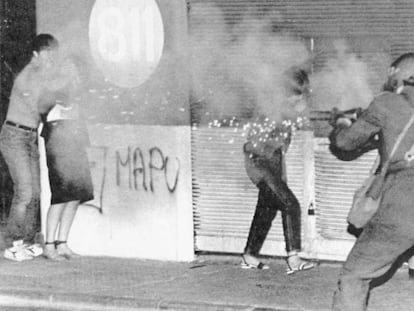 Policiais chilenos disparam bombas de gás lacrimogêneo contra manifestantes opositores à ditadura de Pinochet, em 18 de novembro de 1983.