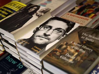 Edward Snowden, retratado na capa de seu livro.