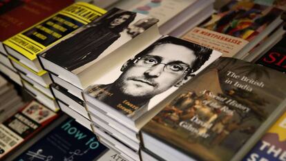 Edward Snowden, retratado na capa de seu livro.