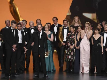 O produtor D.B. Weiss (centro) com a equipe de ‘Game of Thrones’ no Emmy. Em vídeo, a crônica da cerimônia.