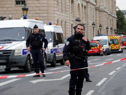 Policiais isolam a sede a polícia em Paris, após um homem atacar os colegas com uma faca, nesta quinta-feira.