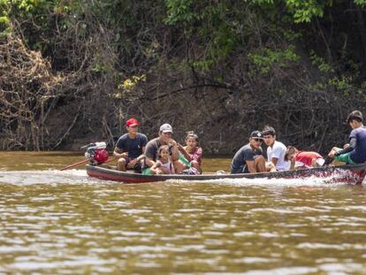 Um grupo se desloca em rio amazônico.