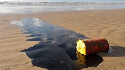 Barril encontrado na praia Barra dos Coqueiros, em Sergipe. Em vídeo, petróleo nas praias do Nordeste do Brasil