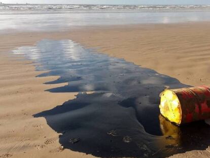 Barril encontrado na praia Barra dos Coqueiros, em Sergipe. Em vídeo, petróleo nas praias do Nordeste do Brasil