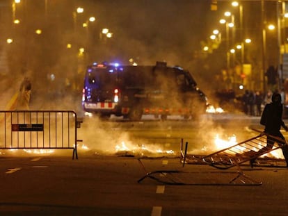 Milhares de pessoas protestam nesta quarta-feira em Barcelona. No vídeo, a manifestação ao vivo na capital catalã.