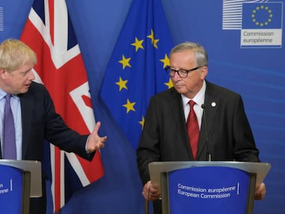 Boris Johnson (à esquerda) e Jean-Claude Juncker falam à imprensa sobre novo acordo para o Brexit, em Bruxelas.. Em vídeo, primeiras declarações de Boris Johnson sobre o acordo para o Brexit.