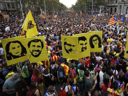 Manifestantes levantam cartazes com a imagem dos líderes separatistas durante protestos nesta sexta-feira. Assista ao vivo as manifestações pelas ruas de Barcelona